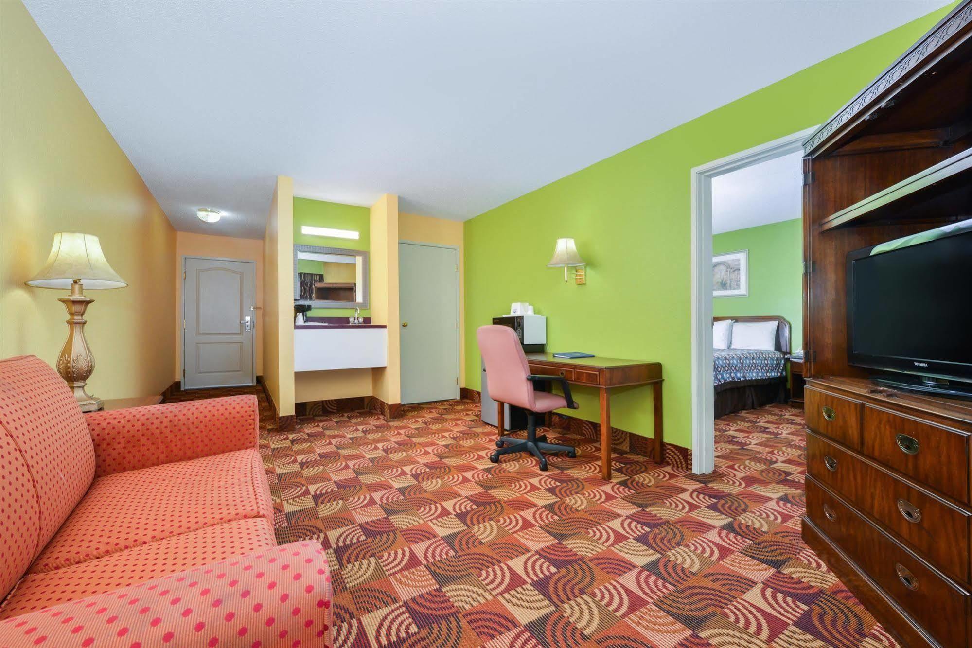 Super 8 By Wyndham Lake Of The Ozarks Eldon Exterior photo